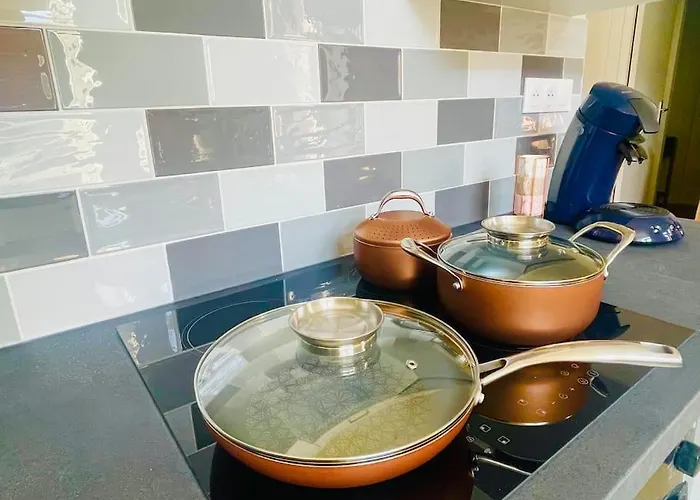 Charming Flat Ideal Location, 2 Bedroom 5 Pers Max