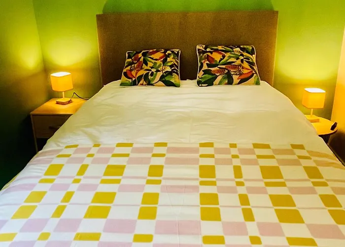 Апартаменты Charming Flat Ideal Location, 2 Bedroom 5 Pers Max *