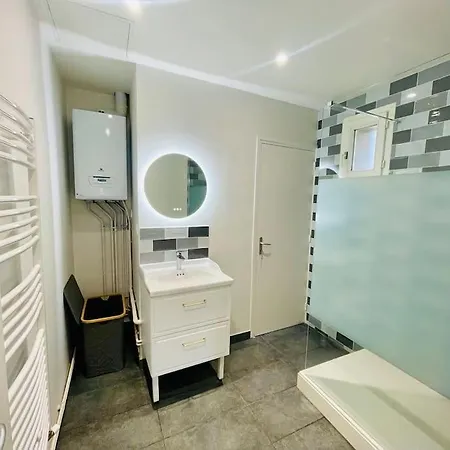 Charming Flat Ideal Location, 2 Bedroom 5 Pers Max ليل